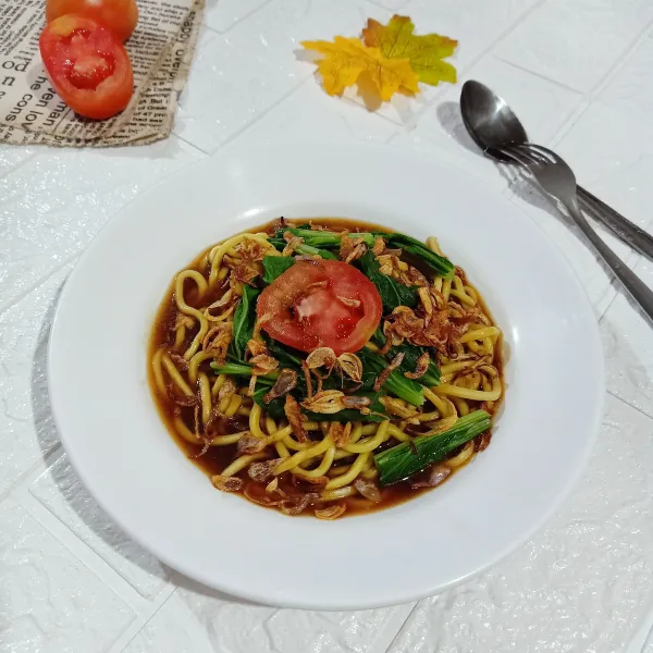 sajikan mi dengan kuah dan pelengkapnya