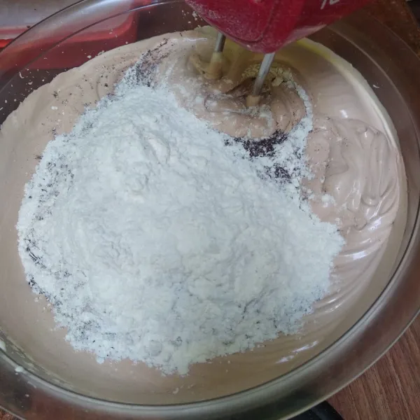 Masukkan tepung yang telah diayak bersama coklat bubuk dan maizena, kocok rata speed rendah.