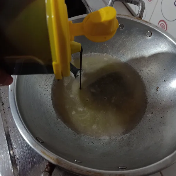 bumbui saus tiram, kecap manis, garam, kaldu jamur, aduk rata dan biarkan mendidih.