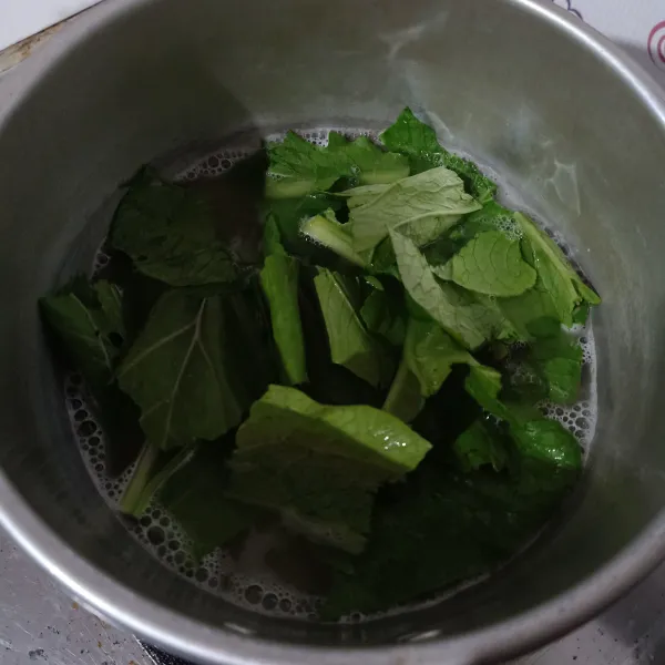 rebus sawi hijau. lalu tiriskan.