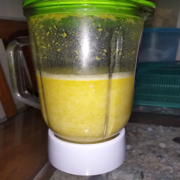 Blender labu kuning yang sudah dikukus dengan susu cair.