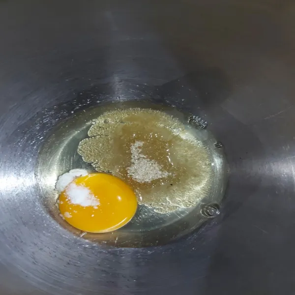 Kocok telur, gula dam baking powder hingga menyatu.