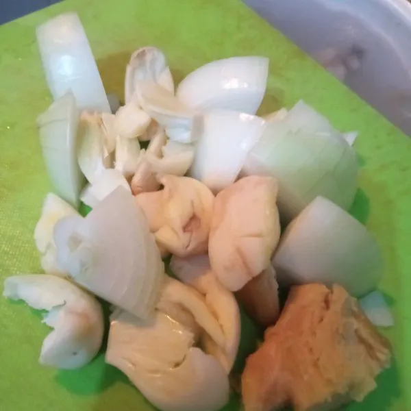 Tambahkan bawang putih, bawang bombay dan jahe. masak dengan api kecil dan bumbu geprek matang.