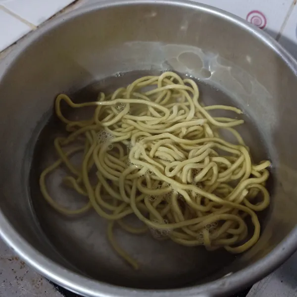 rebus mi sampai matang, tiriskan.