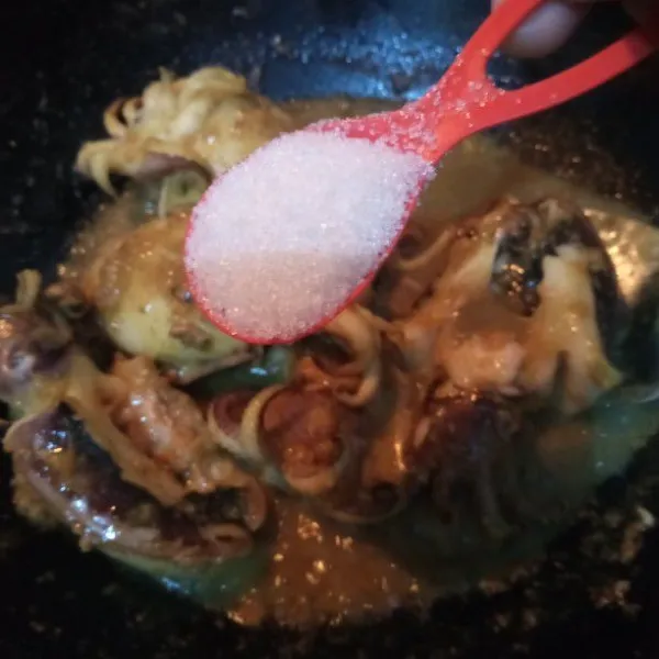 Tambahkan garam dan gula putih. aduk rata. tes rasa. masak hingga bumbu meresap dan air berkurang.