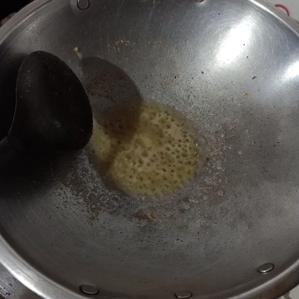 tumis bumbu halus dengan sedikit minyak sampai matang dan harum