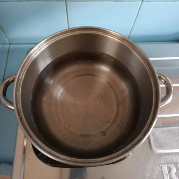 Didihkan air.