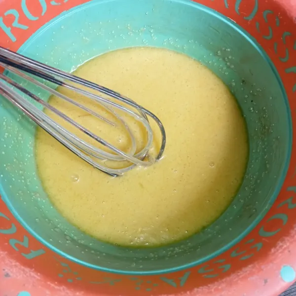 Campur telur, gula pasir, garam dan margarin, aduk-aduk hingga gula larut.