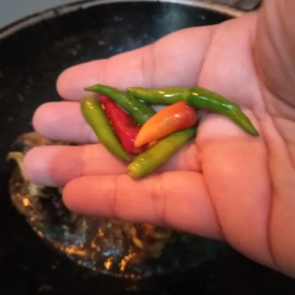 Tambahkan cabe rawit. aduk sebentar. matikan api dan sajikan.