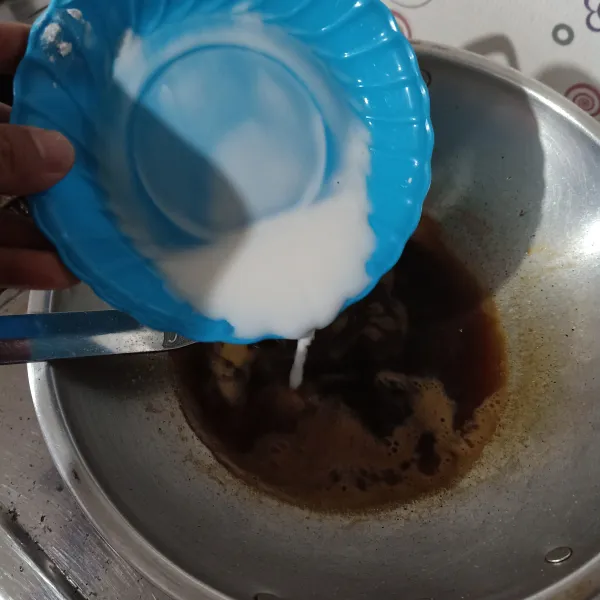 masukkan larutan maizena, aduk rata