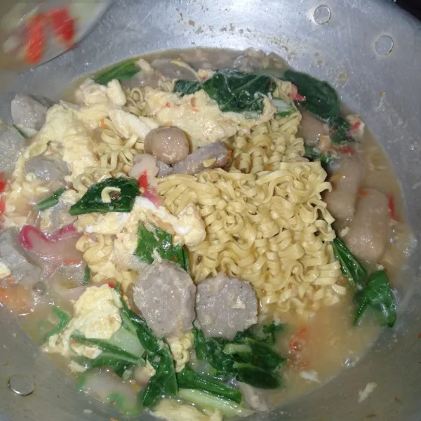 Masukkan mie dan masak hingga mie matang.