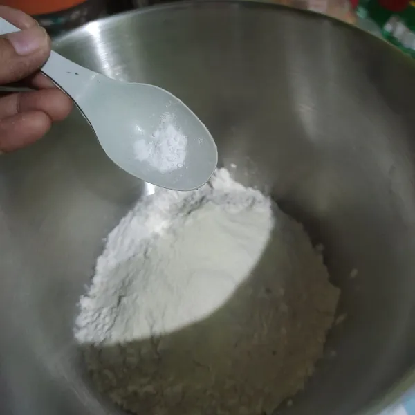Di wadah lain campur bahan kering : tepung terigu, susu bubuk, baking powder, vanili, lalu aduk rata.