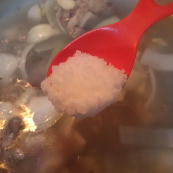Tambahkan garam, merica bubuk dan kaldu jamur, aduk rata. Cicipi rasanya.