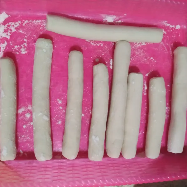 Jika adonan sudah di uleni, kemudian bentuk bulat memanjang.