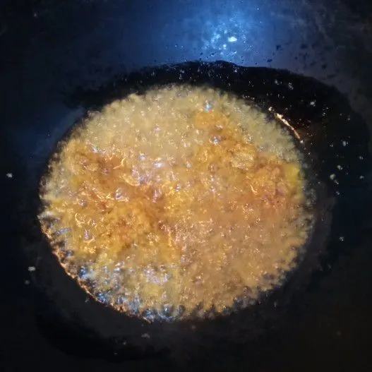 Panaskan wajan, beri sedikit minyak. tumis bumbu halus hingga harum.