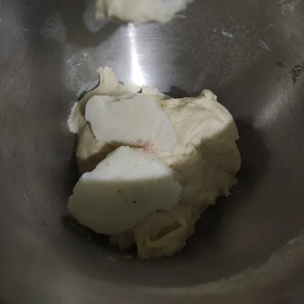 Tambahkan mentega putih dan garam, uleni lagi hingga benar-benar kalis dan permukaannya terlihat halus.