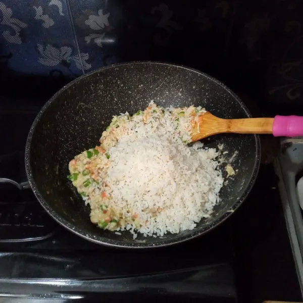 Tambahkan nasi, aduk hingga semua tercampur merata, cicipi rasanya.