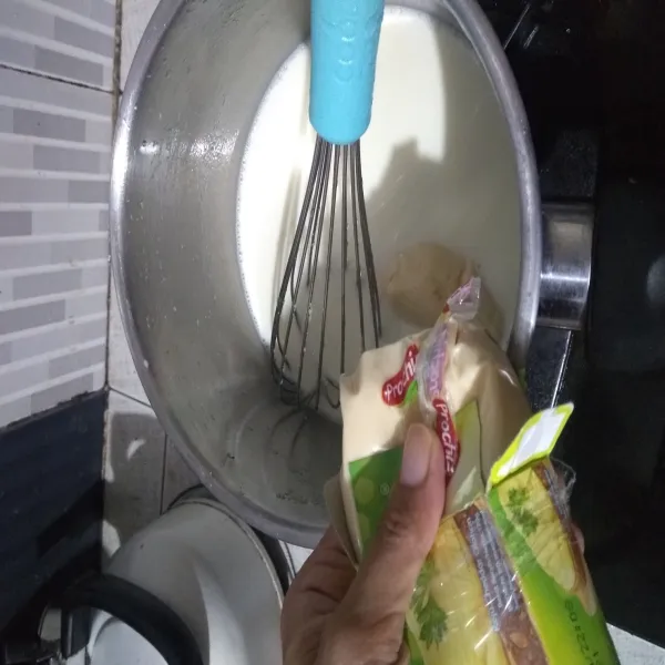 Campur semua bahan vla, setelah agak panas, masukkan keju. Masak hingga mendidih dan mengental. Puding vla keju siap dihidangkan.