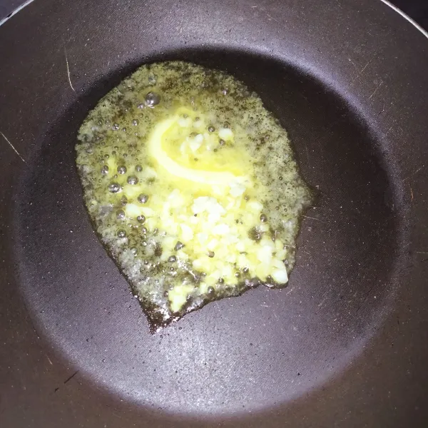 Tumis margarin dan bawang putih hingga harum.