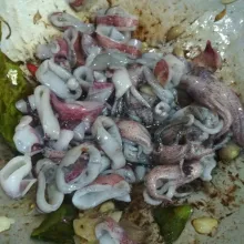 Masukkan potongan cumi berserta tinta nya.