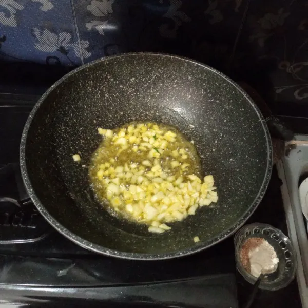 Panaskan margarin, tumis bawang putih dan bawang bombay hingga layu.