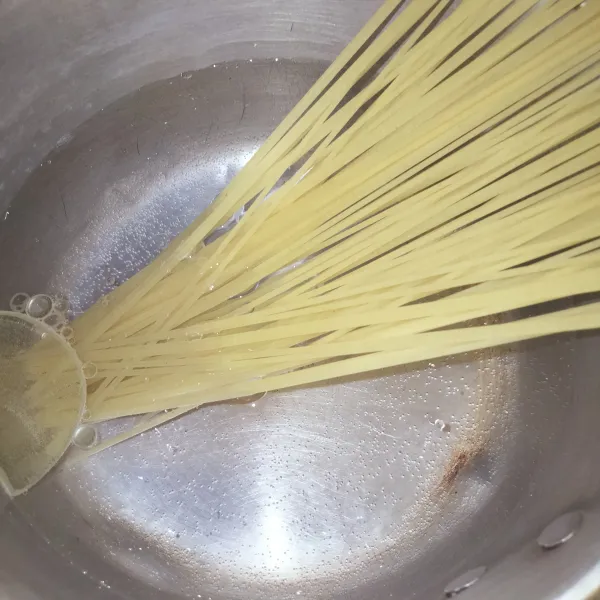 Rebus spaghetti, minyak, dan garam selema 8-10 menit.