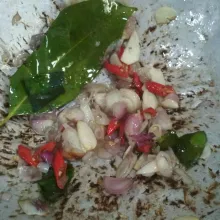 Tumis duo bawang, lengkuas, daun salam, daun jeruk dan cabe hingga harum.
