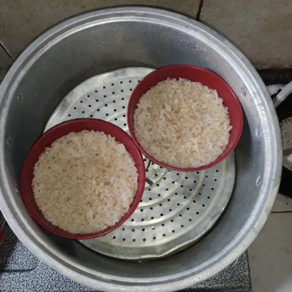 Masukkan ayam rica ke dalam mangkok, masukkan nasi, padatkan, kukus selama 20-30 menit hingga matang, sajikan hangat.