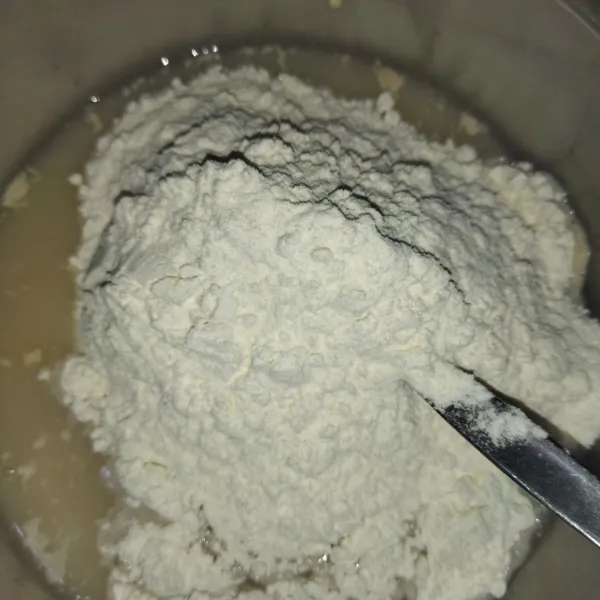 Lalu masukkan tepung terigu yang tadi sudah dicampur garam.