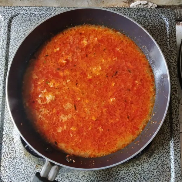 Tambahkan air, masukkan bumbu-bumbu lainnya, biarkan mendidih, koreksi rasa.