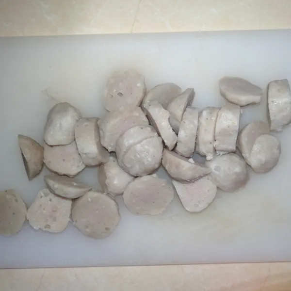 Potong bakso menjadi 3 bagian.