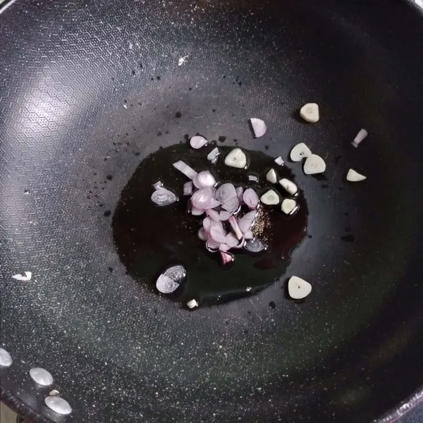 Tumis bawang putih dan bawang merah sampai harum.