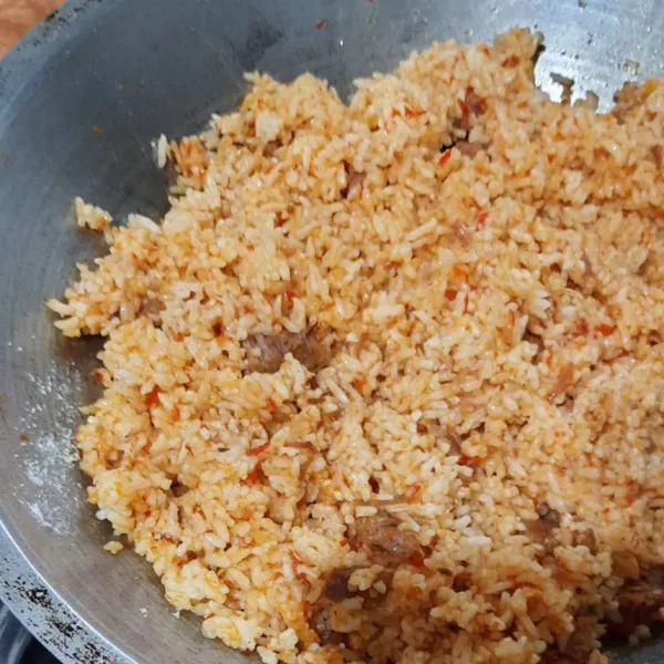 Tambahkan garam, aduk hingga rata masak sampai nasi tanak.