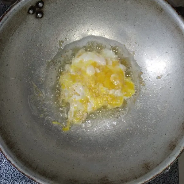 Tumis bawang putih dan kemiri hingga harum, masukkan telur, orak-arik hingga matang.