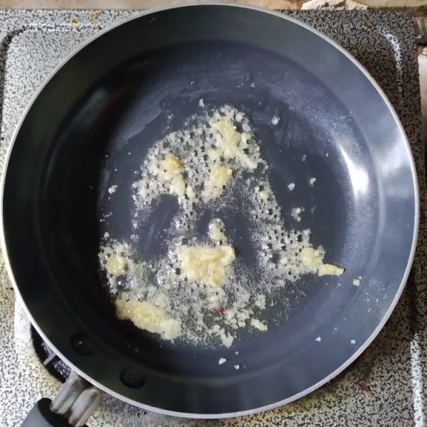 Tumis bawang putih dan jahe hingga harum.