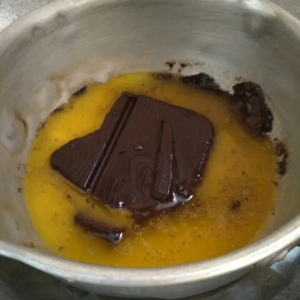 Lelehkan dark cooking chocolate dan butter dengan cara di tim