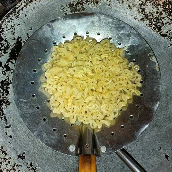 Rebus mie sampai matang lalu tiriskan