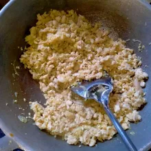 Tumis bawang merah, bawang putih dan bawang bombai hingga matang dan wangi. Kemudian masukkan daging ayam yang sudah di haluskan. Masukkan juga telur, santan, garam, gula pasir, jinten, lada, pala, kaldu bubuk dan penyedap rasa. Aduk hingga tercampur rata. Masak hingga daging matang. Koreksi rasanya.