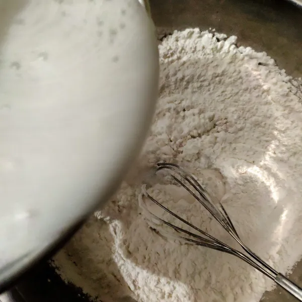 Campur tepung beras dan tepung tapioka aduk rata, tuang santan hangat tadi samil di aduk² dengan balon whisk hingga merata dan tidak ada yang bergerindil (saring lebih bagus).