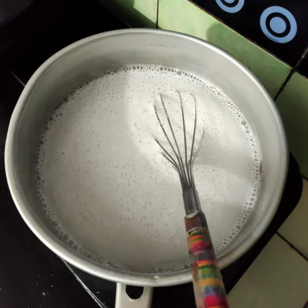Campur santan, gula, garam, dan vanili aduk rata, nyalakan kompor masah hingga gula larut matikan biarkan hangat.