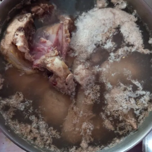 Cuci bersih ayam kemudian didihkan 1 liter air lalu rebus ayam hingga keluar buih nya, angkat dan tiriskan ayam lalu buang air nya.