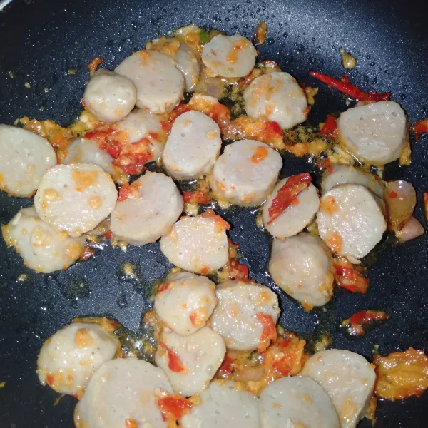 Masukkan bakso, lalu tumis hingga matang.
