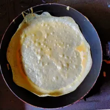 Panaskan teflon, berikan sedikit minyak goreng, lalu tuang satu sendok sayur adonan kulit, putarkan searah jarum jam. Masak hingga matang. Gunakan api kecil.