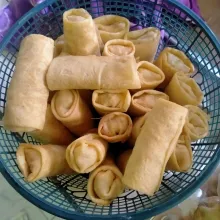 Ambil 1 lembar kulit sosis, isi dengan 1 sdm bahan isian. Lalu gulung. (beri air pada ujung-ujung lipatan sosis). Lakukan hingga selesai.
