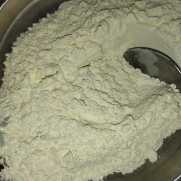 Membuat adonan : siapkan wadah, masukkan tepung terigu dan garam, lalu aduk rata.