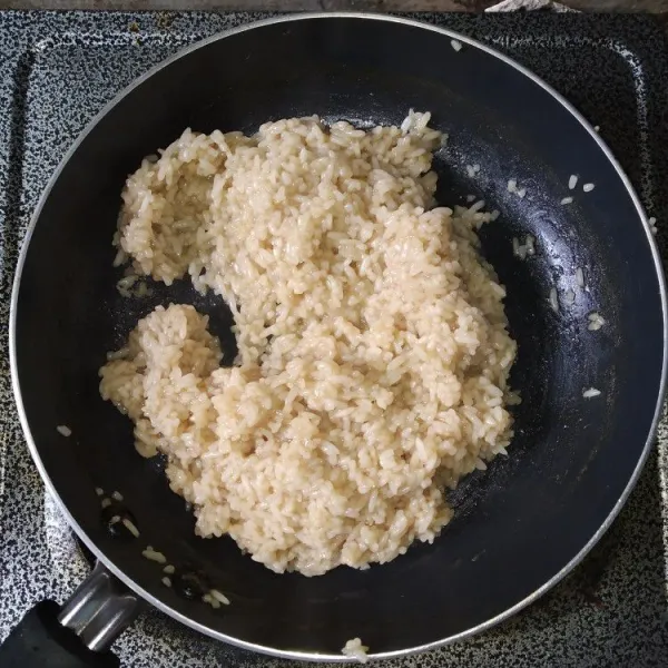 Masak hingga nasi 3/4 matang dan air menyusut.