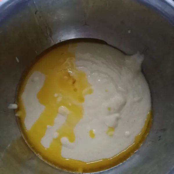 Tuang kedalam wadah, beri margarin leleh. Aduk rata.
