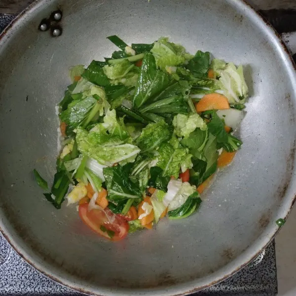 Masukkan sayuran, masak hingga layu.