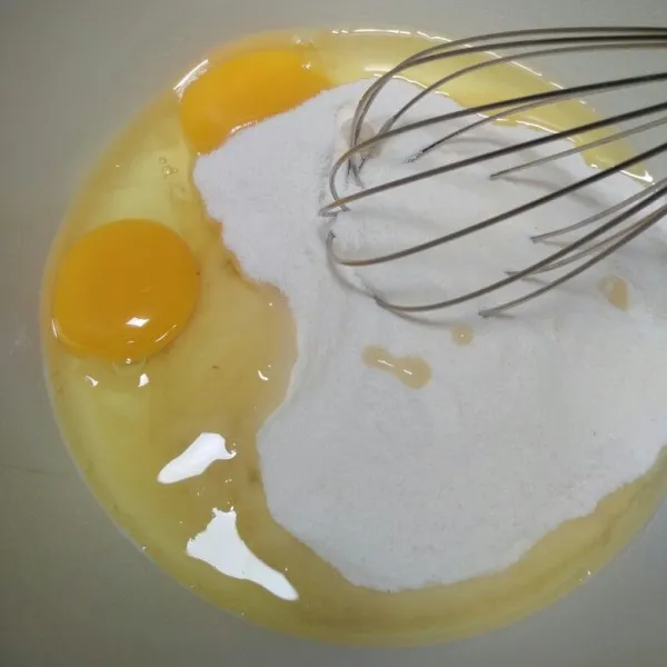 Kocok telur ayam dan gula hingga gula larut, pastikan gula benar-benar larut agar tercipta shiny crust.