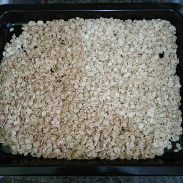 Tuang rolled oats pada loyang panggang dengan suhu 150°c selama 10 menit sambil sesekali diaduk rata.